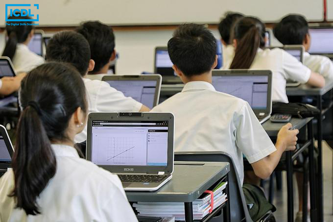 PHÁT TRIỂN ĐỊNH HƯỚNG NGHỀ NGHIỆP TRONG CHƯƠNG TRÌNH TIN HỌC MỚI
