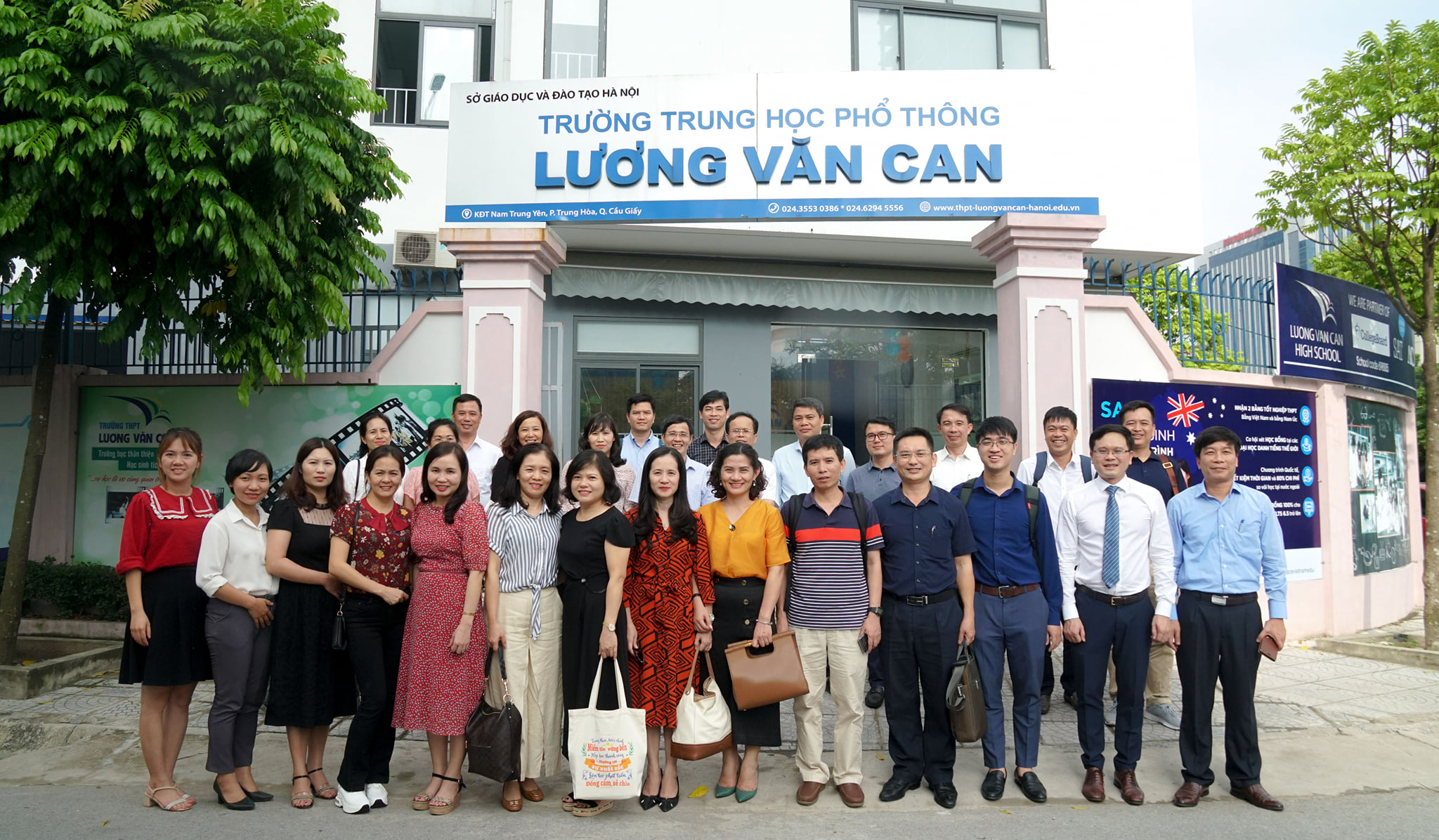Ban lãnh đạo nhà trường chụp ảnh lưu niệm cùng đoàn đại biểu Đại học Vinh và Viện Khoa học và Giáo dục Đông Nam Á 