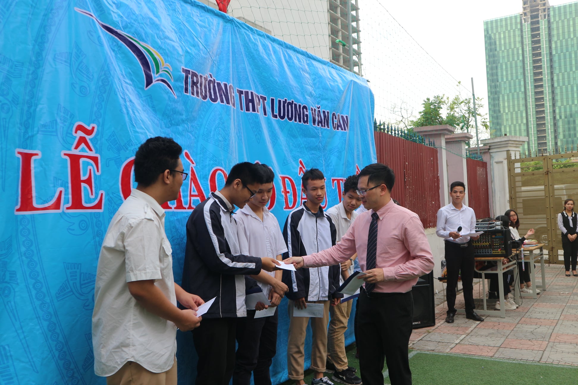 NHÀ TRƯỜNG TRAO THƯỞNG HSG VÀ ĐỘI TUYỂN SEAMO