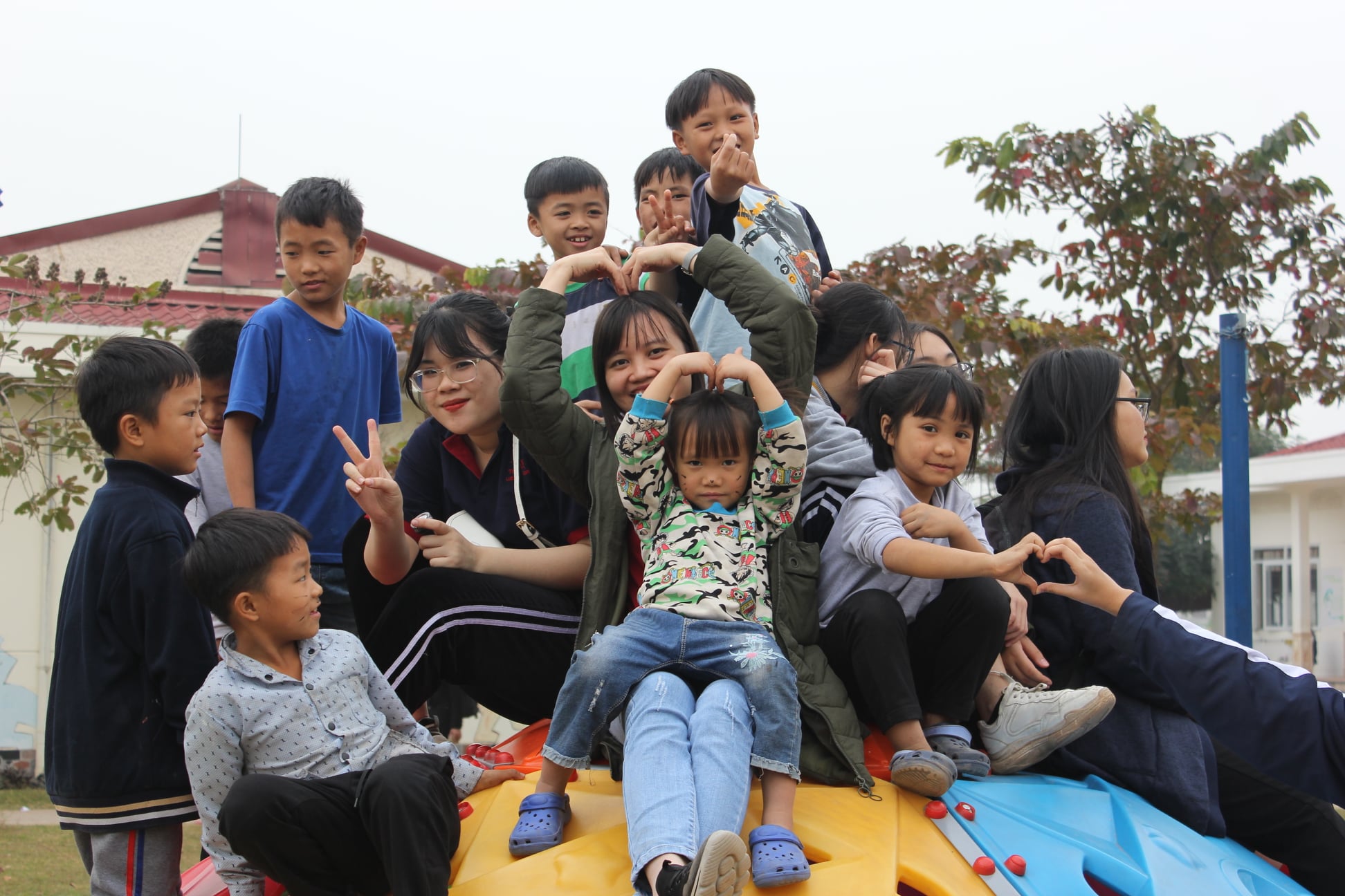 Chơi cùng các bé